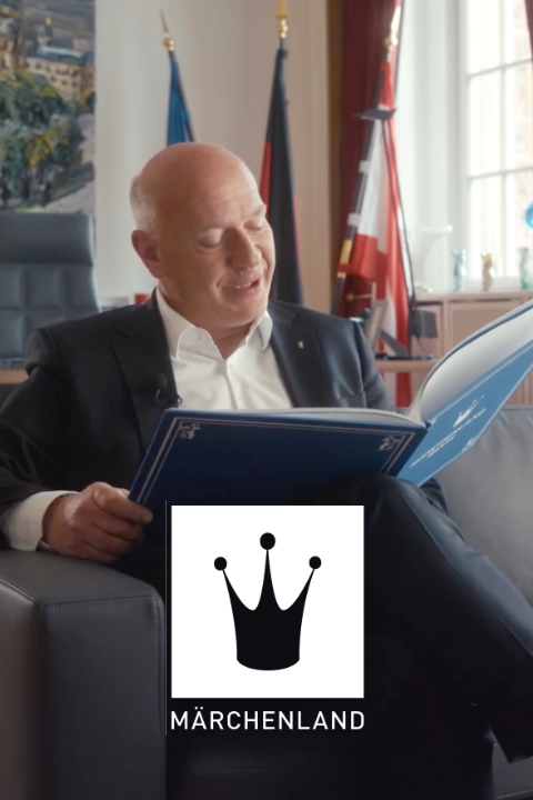 Bürgermeister Berlin Kai Wegner ließt Märchen